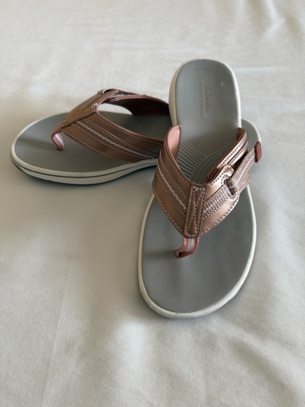 Clarks Cloudsteppers women’s pink Leather-Style Thong Sandals with Gray Footbed